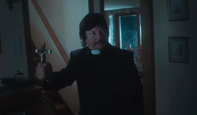 Robert Bronzi interpreta al padre Jozsef, un exvendedor de droga que se volvió religioso. Foto: Uncork’d Entertainment   